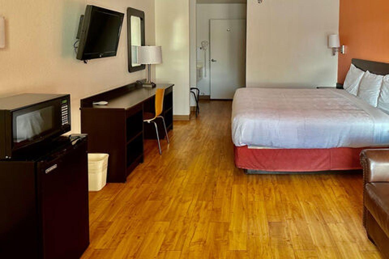 Quality Inn & Suites Junction Bagian luar foto