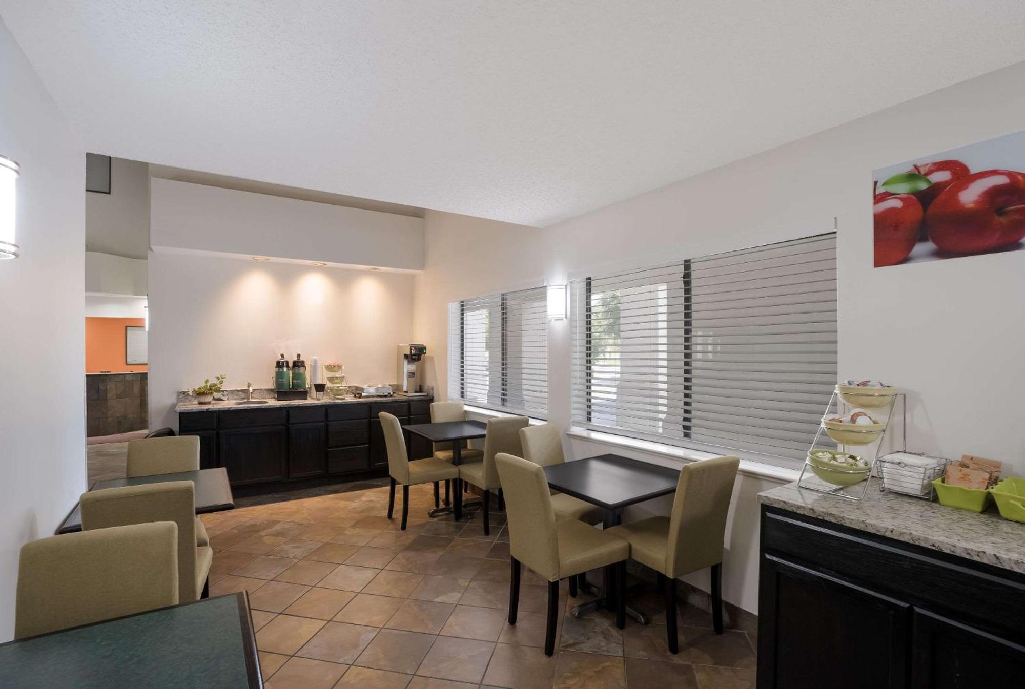 Quality Inn & Suites Junction Bagian luar foto