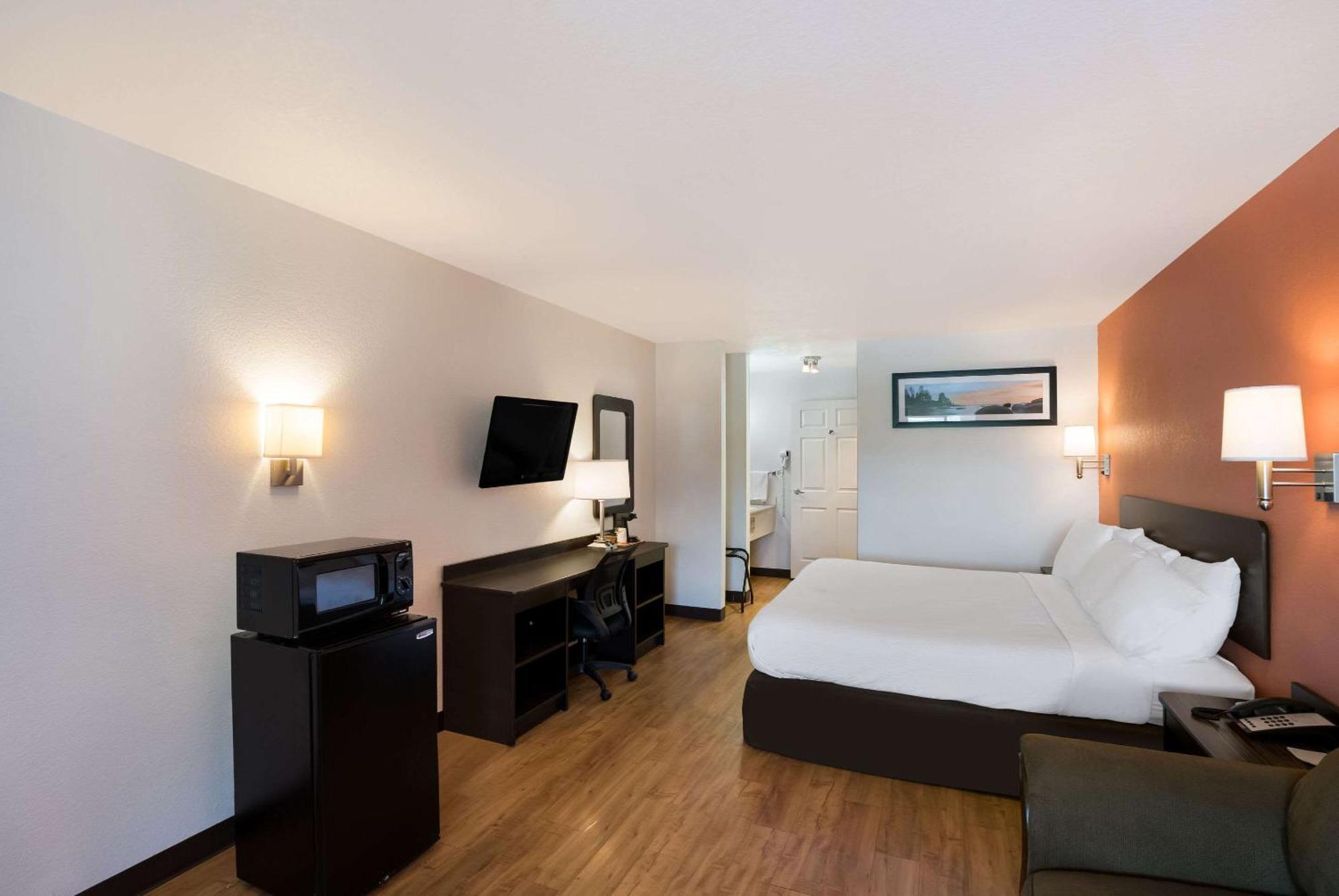 Quality Inn & Suites Junction Bagian luar foto