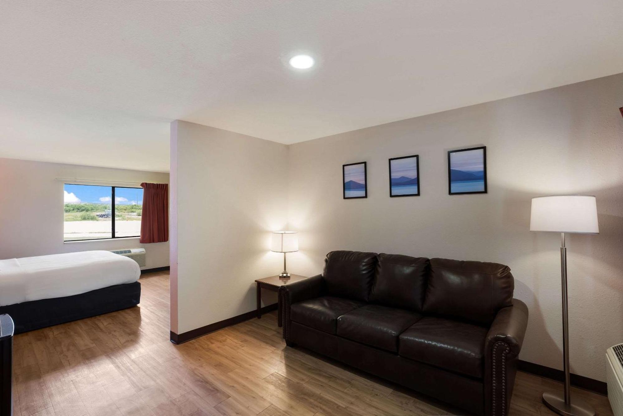 Quality Inn & Suites Junction Bagian luar foto