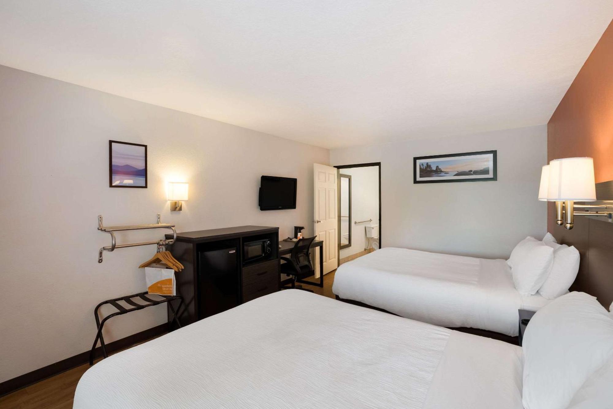 Quality Inn & Suites Junction Bagian luar foto
