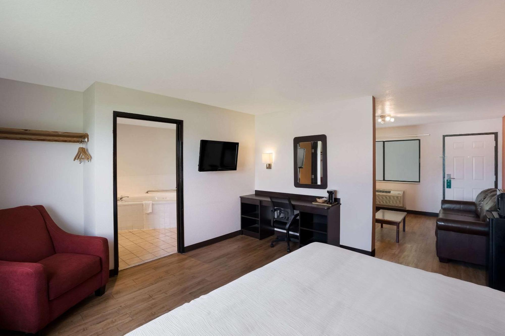 Quality Inn & Suites Junction Bagian luar foto