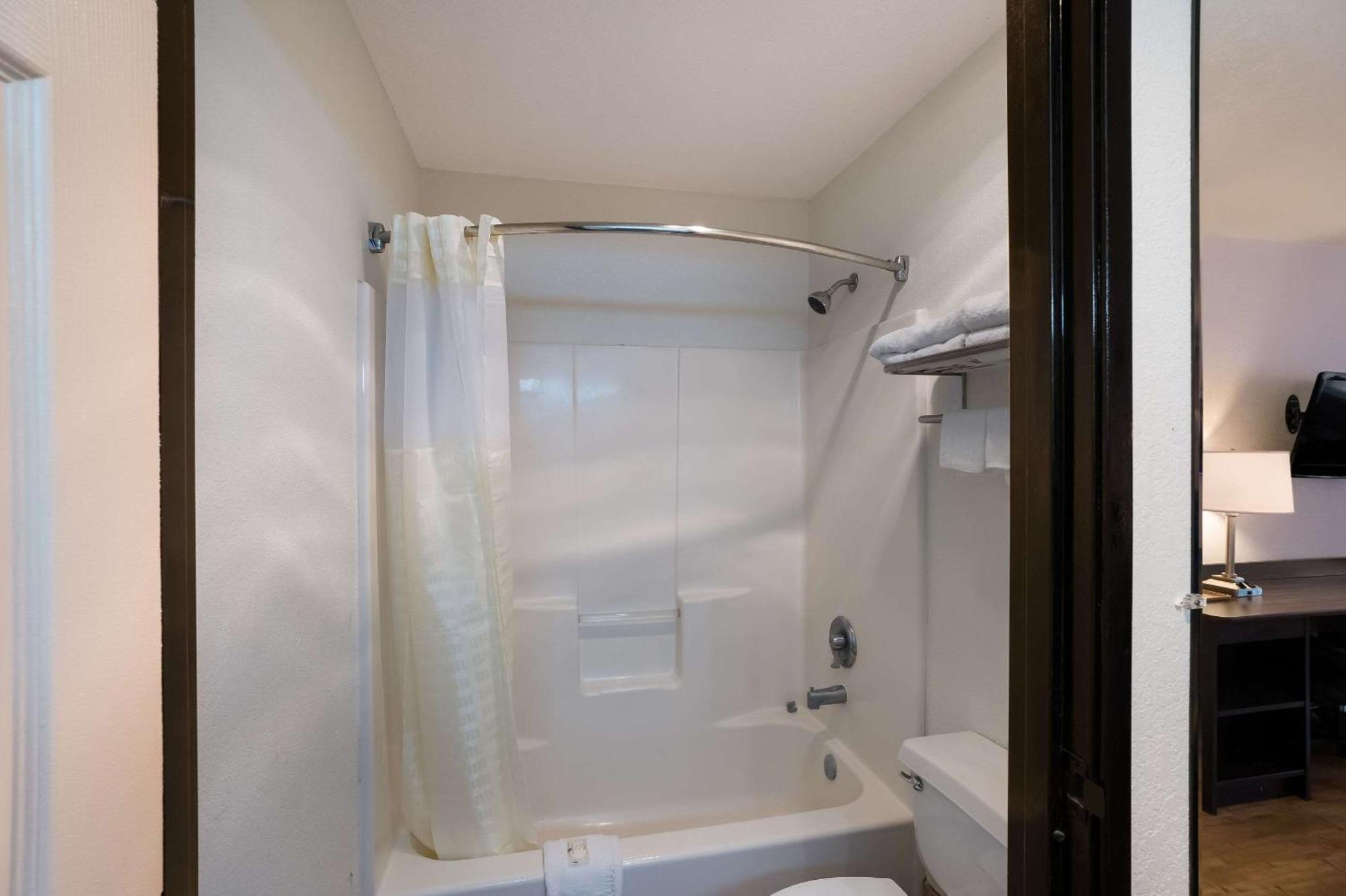 Quality Inn & Suites Junction Bagian luar foto