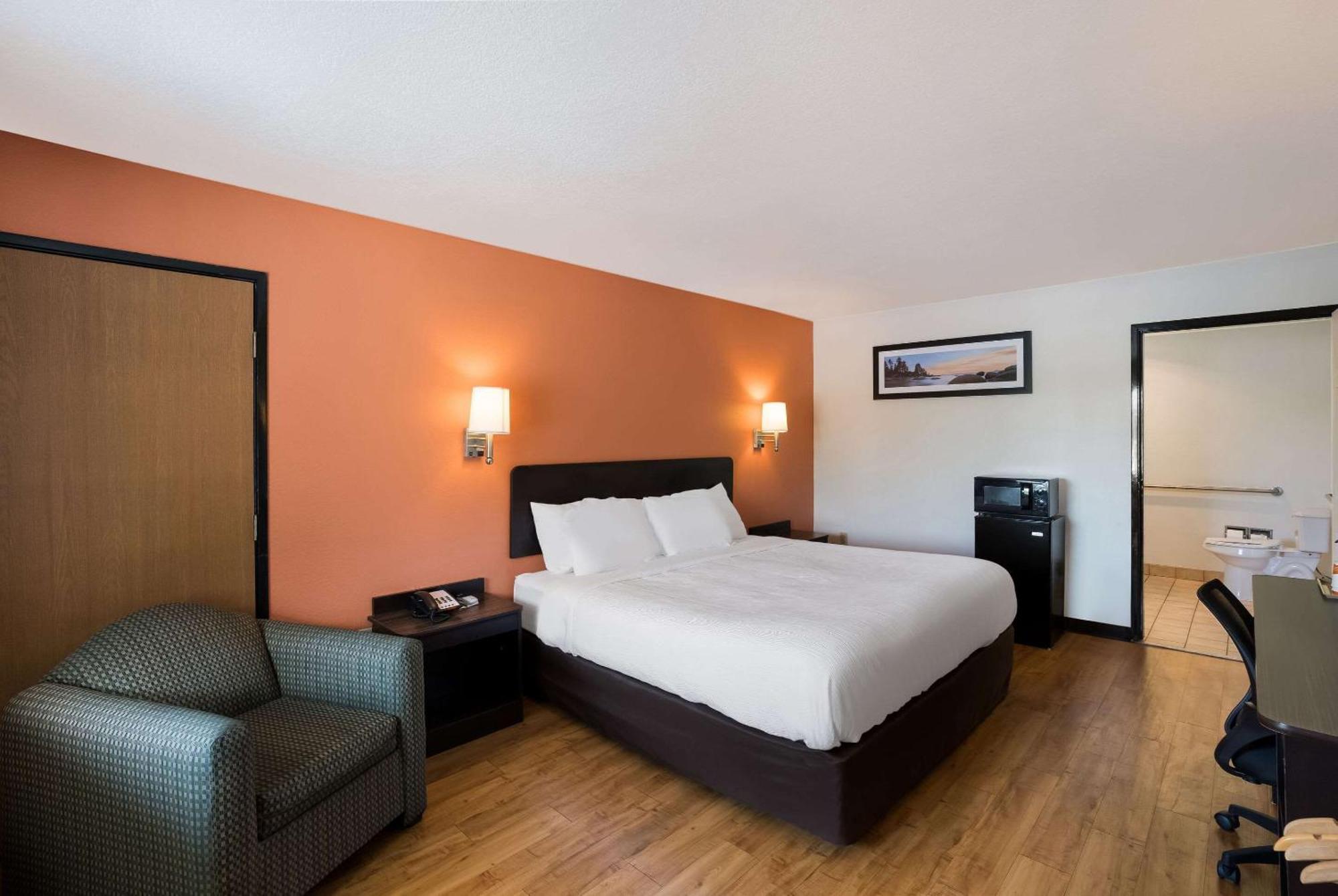Quality Inn & Suites Junction Bagian luar foto