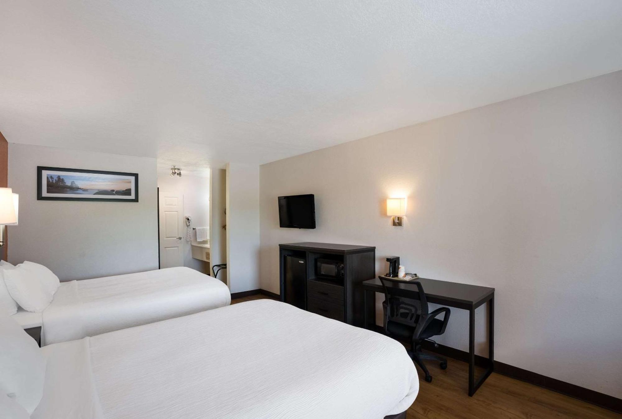 Quality Inn & Suites Junction Bagian luar foto