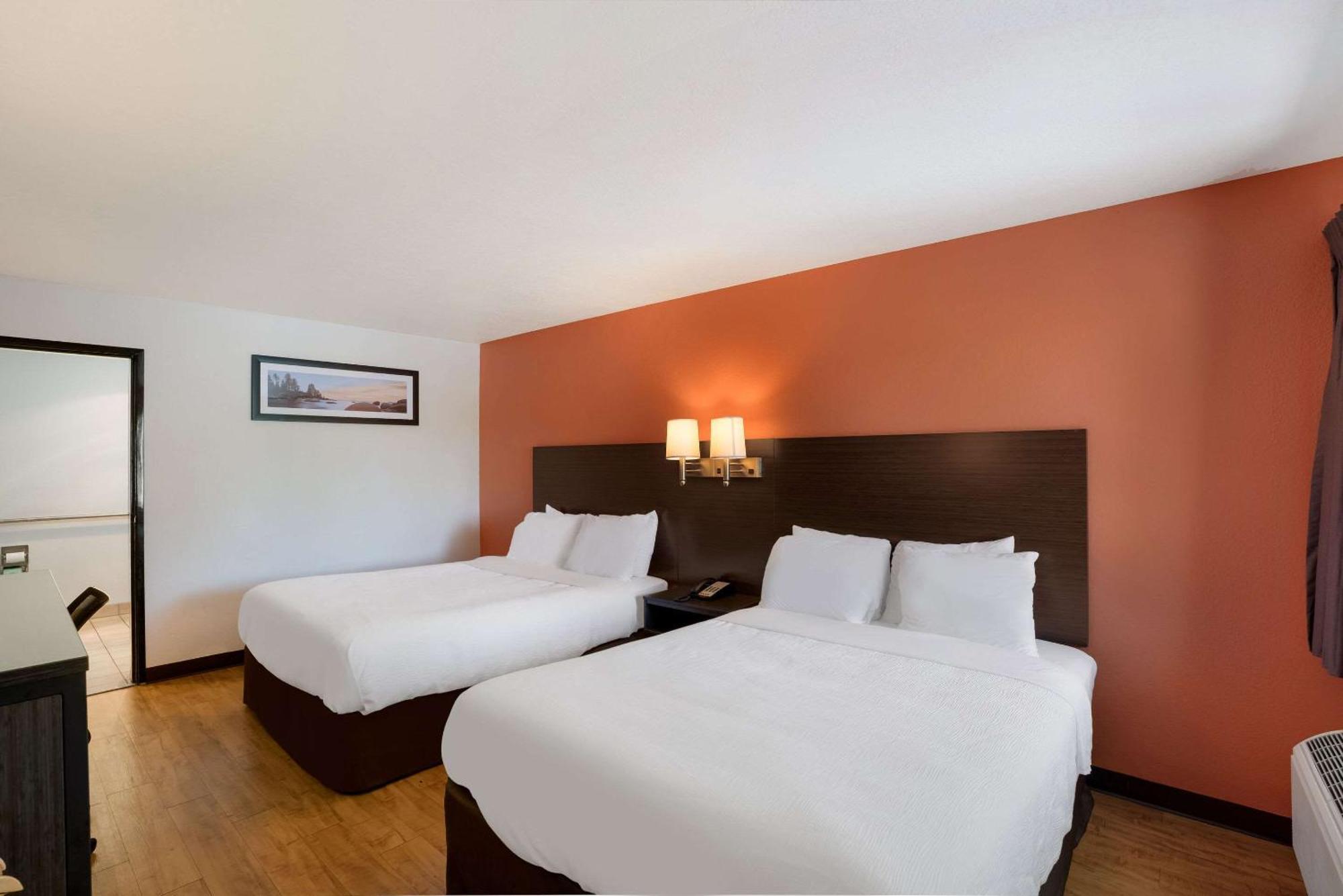 Quality Inn & Suites Junction Bagian luar foto