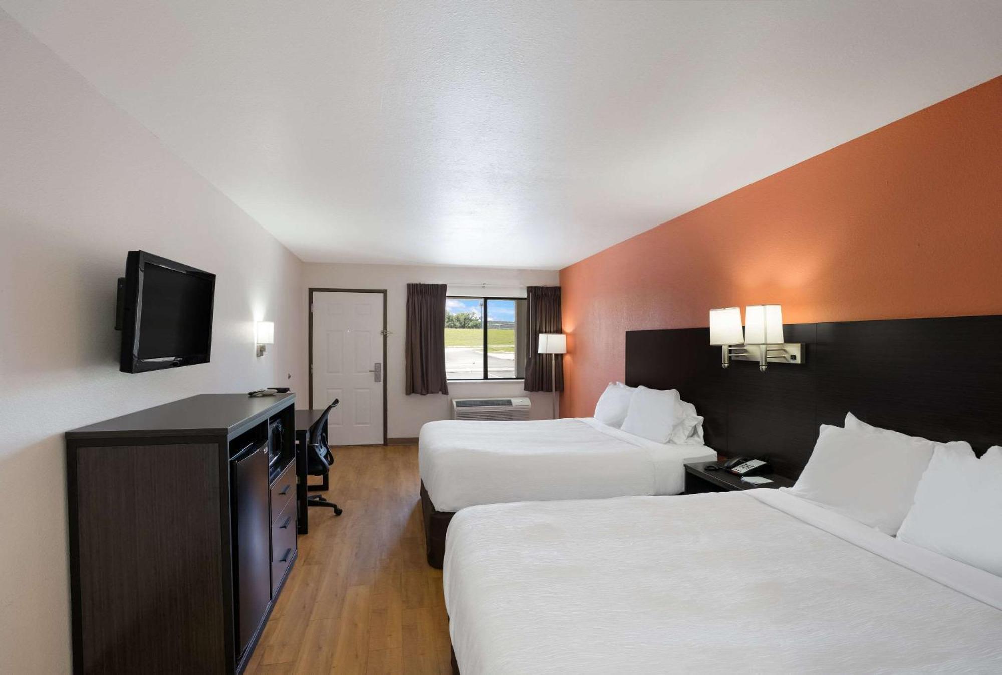 Quality Inn & Suites Junction Bagian luar foto