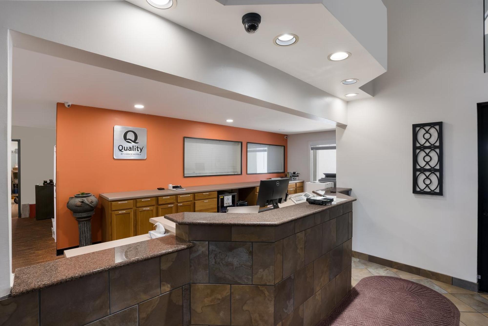 Quality Inn & Suites Junction Bagian luar foto
