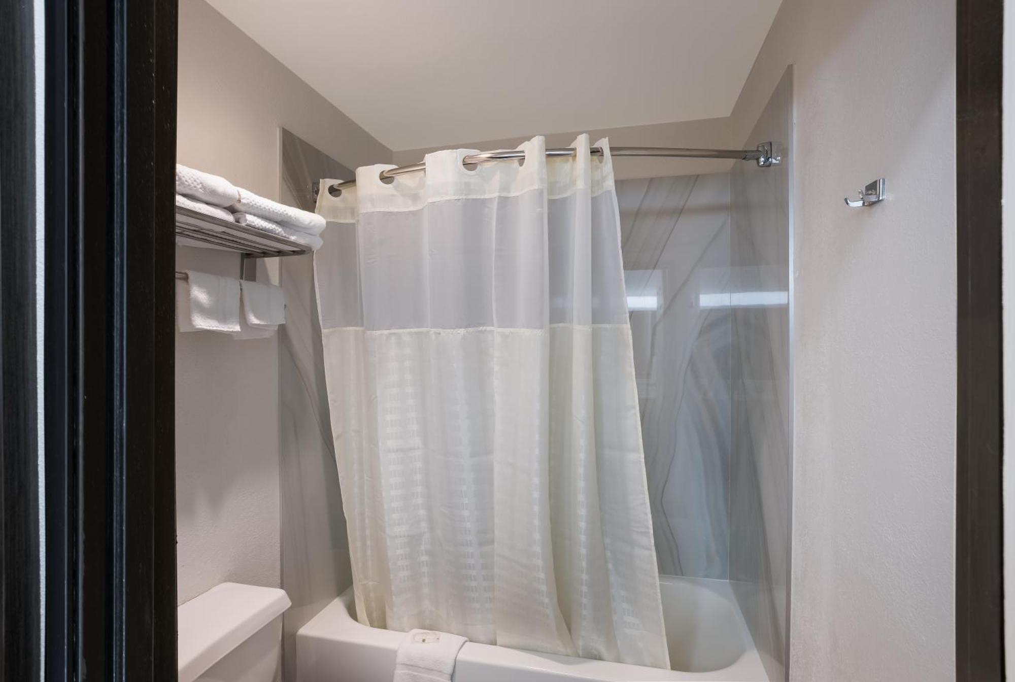 Quality Inn & Suites Junction Bagian luar foto