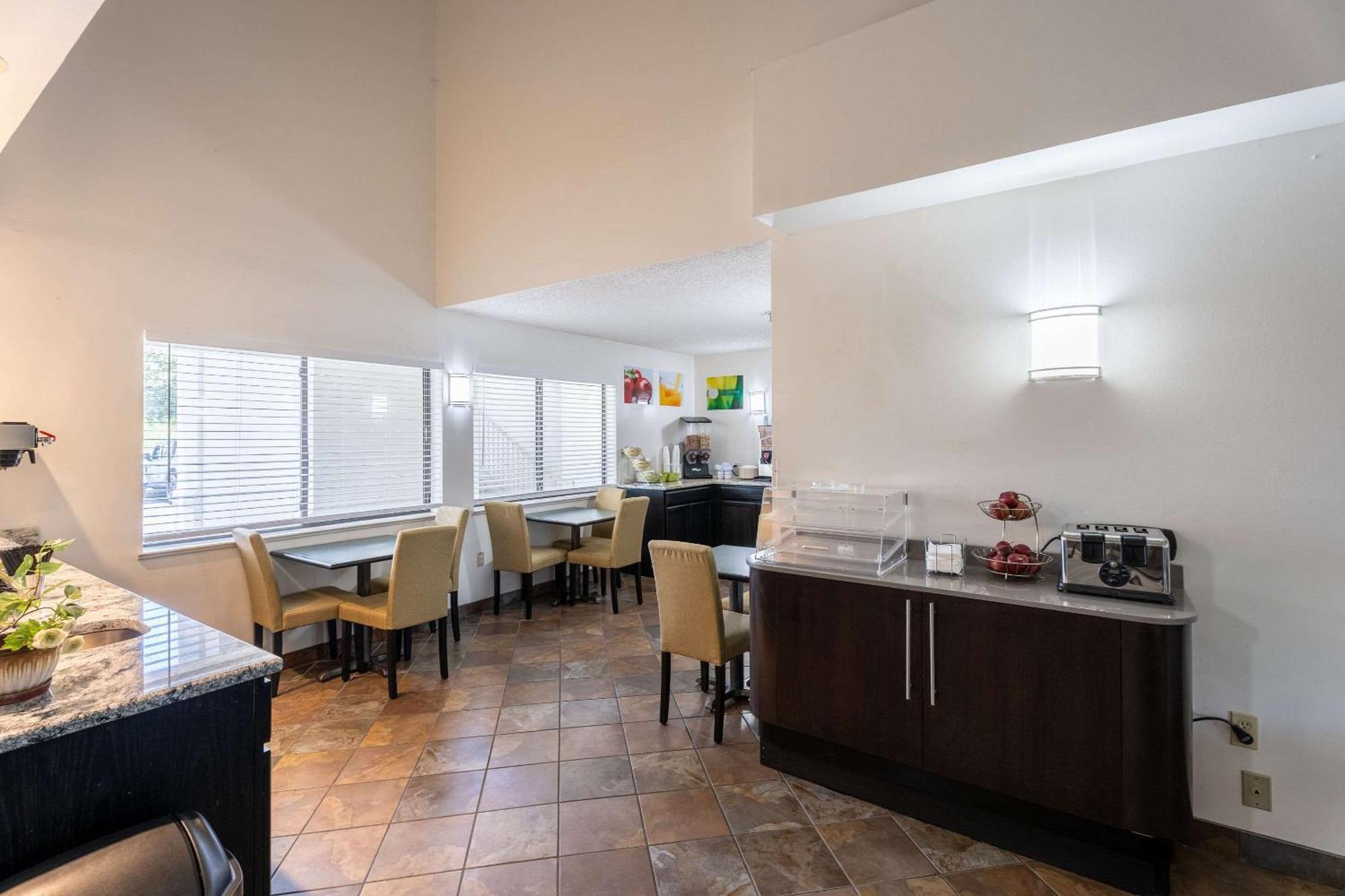 Quality Inn & Suites Junction Bagian luar foto