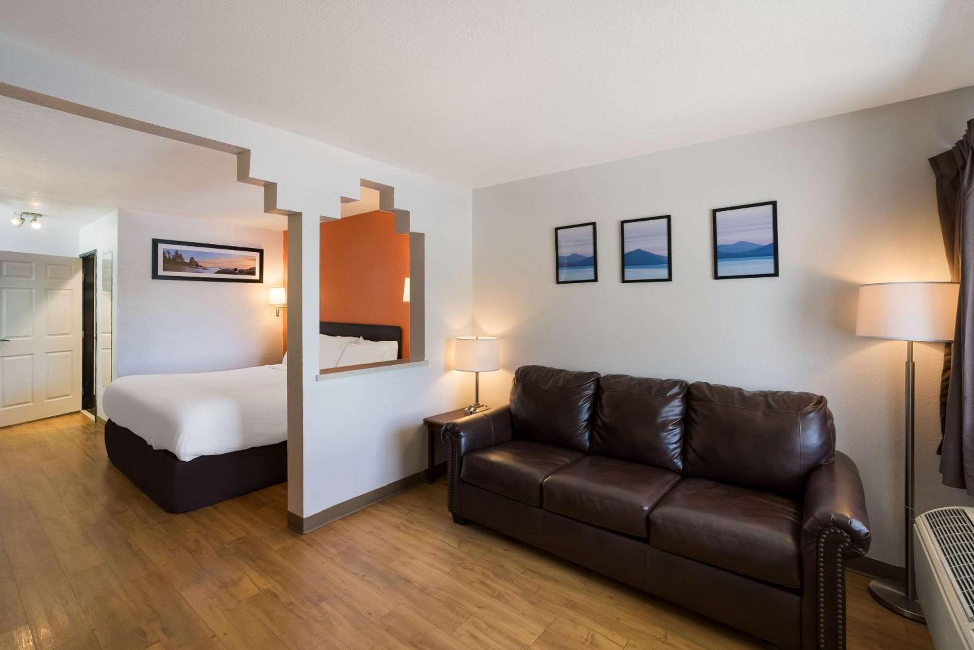 Quality Inn & Suites Junction Bagian luar foto
