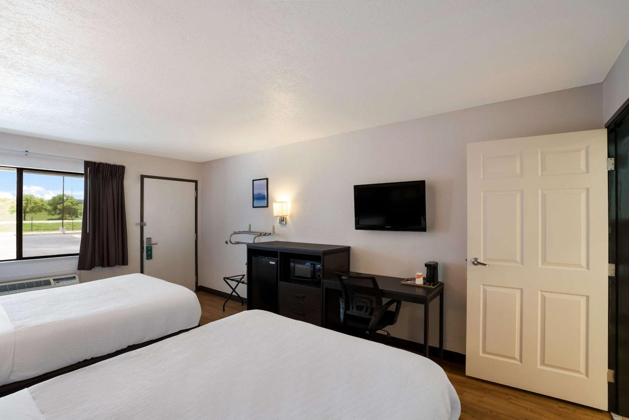 Quality Inn & Suites Junction Bagian luar foto