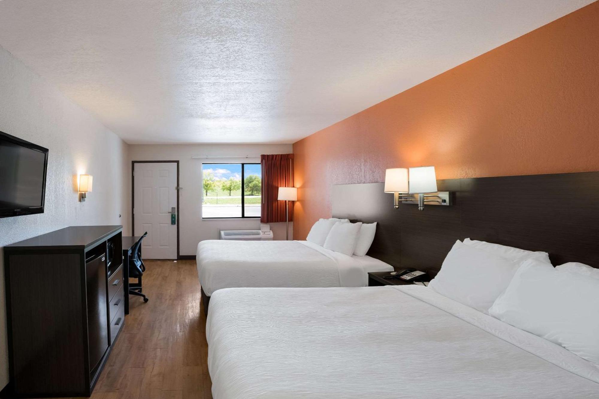 Quality Inn & Suites Junction Bagian luar foto