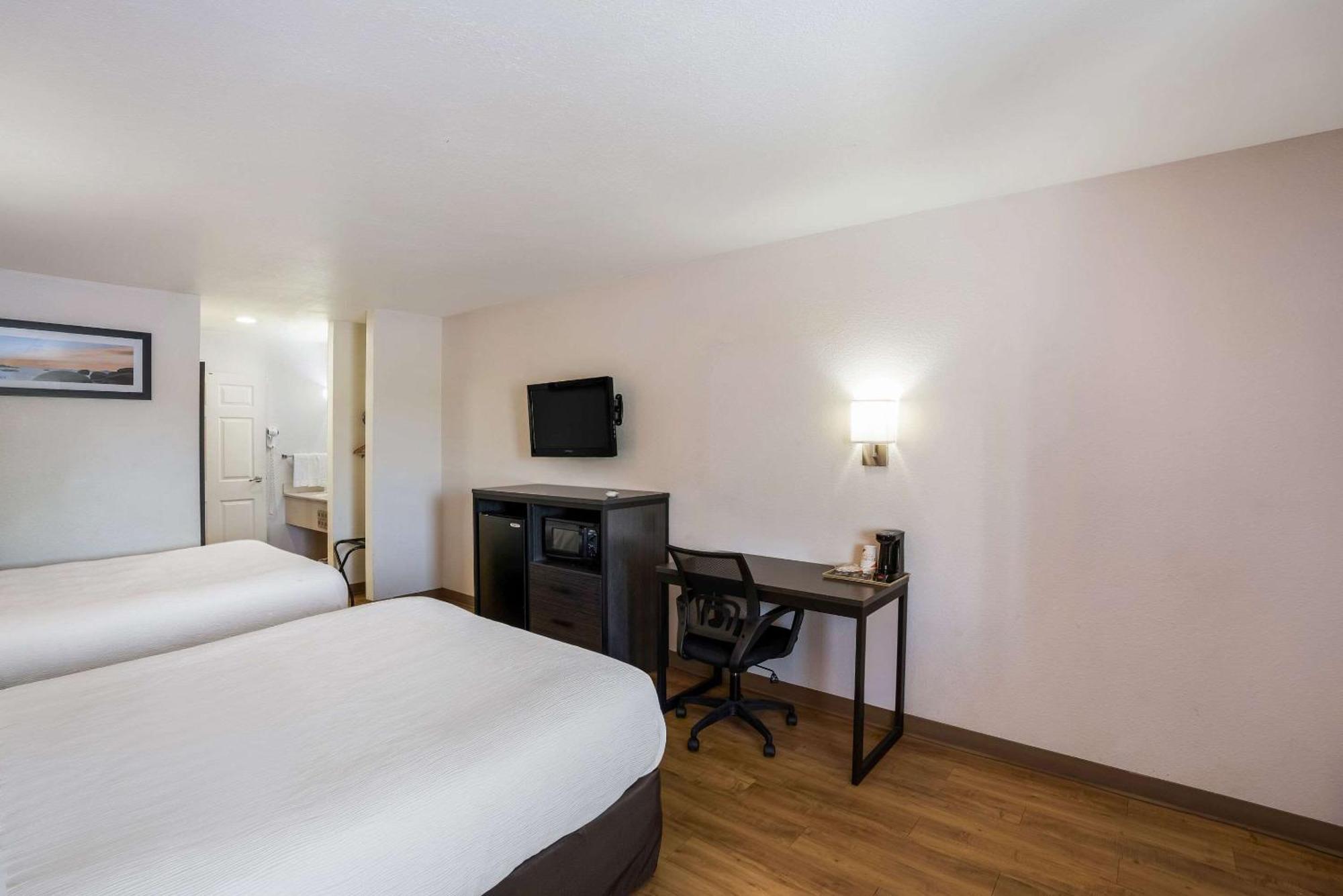Quality Inn & Suites Junction Bagian luar foto