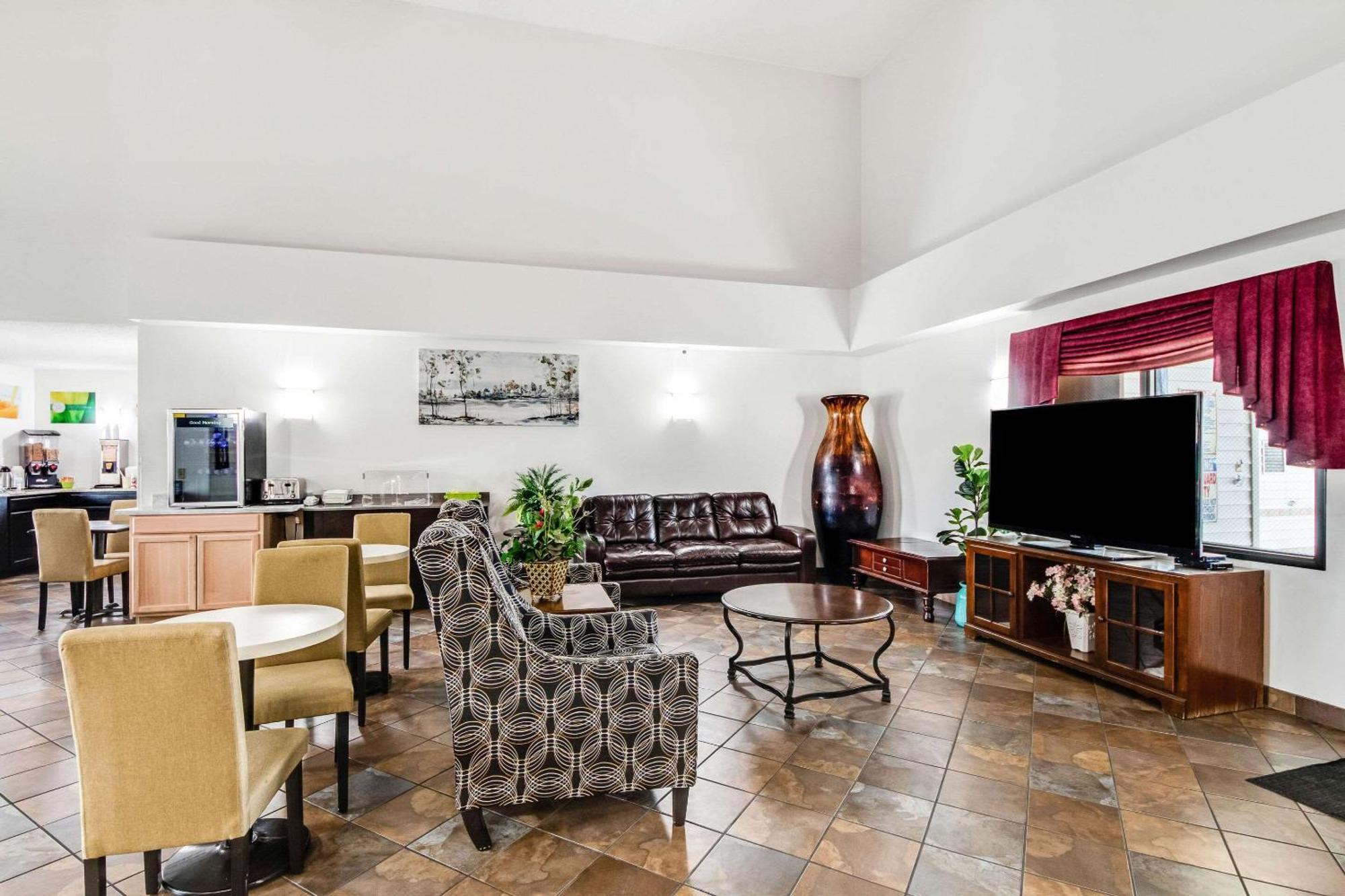 Quality Inn & Suites Junction Bagian luar foto