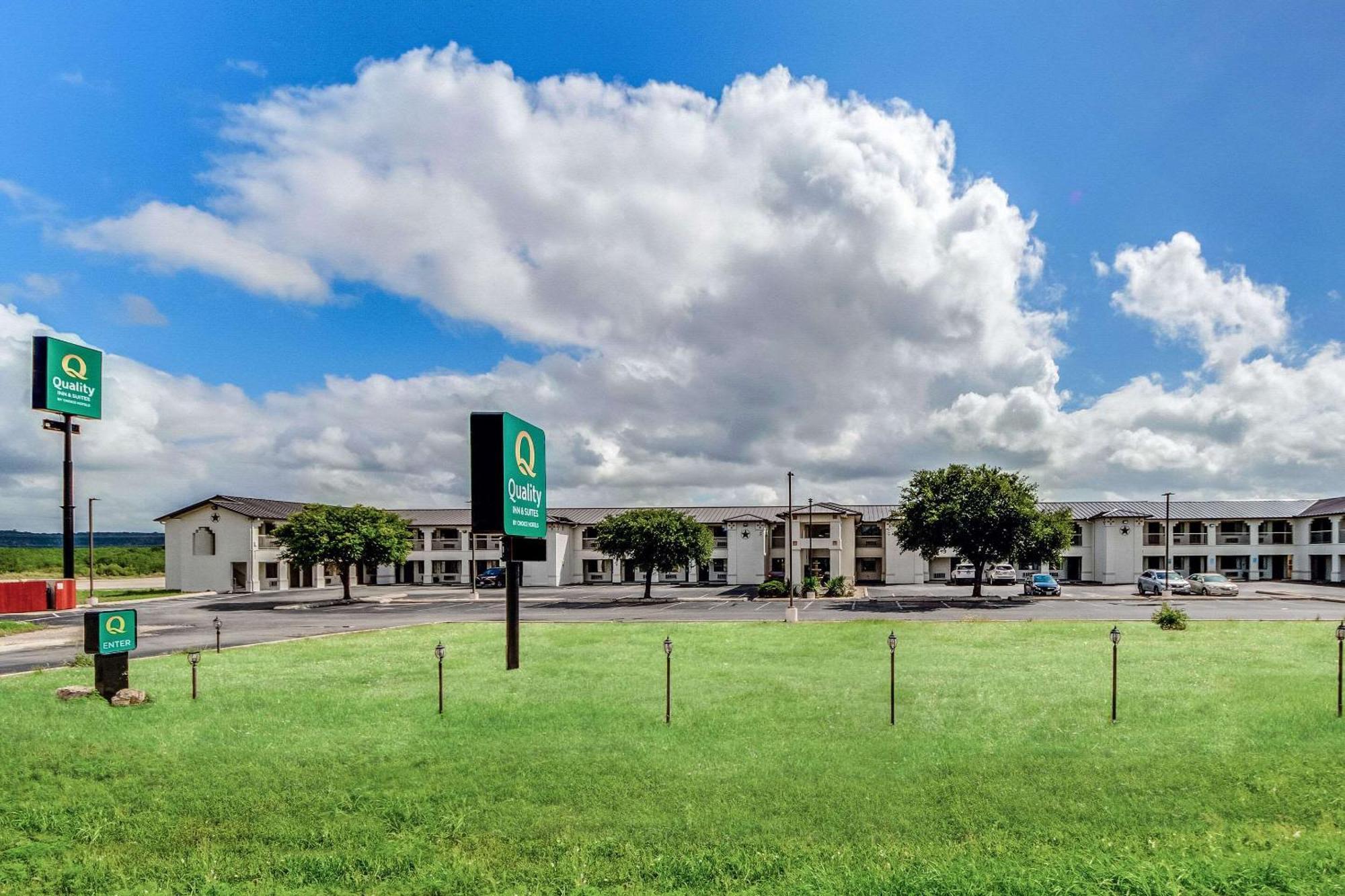 Quality Inn & Suites Junction Bagian luar foto