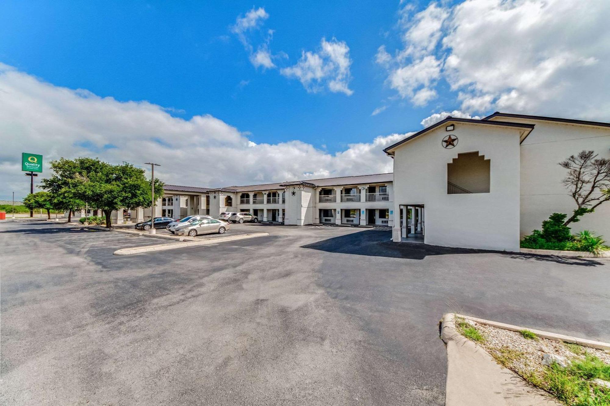 Quality Inn & Suites Junction Bagian luar foto